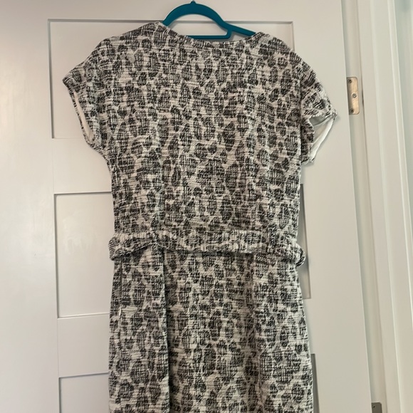 Black and white slim fit maxi dress with front tie - Picture 3 of 5